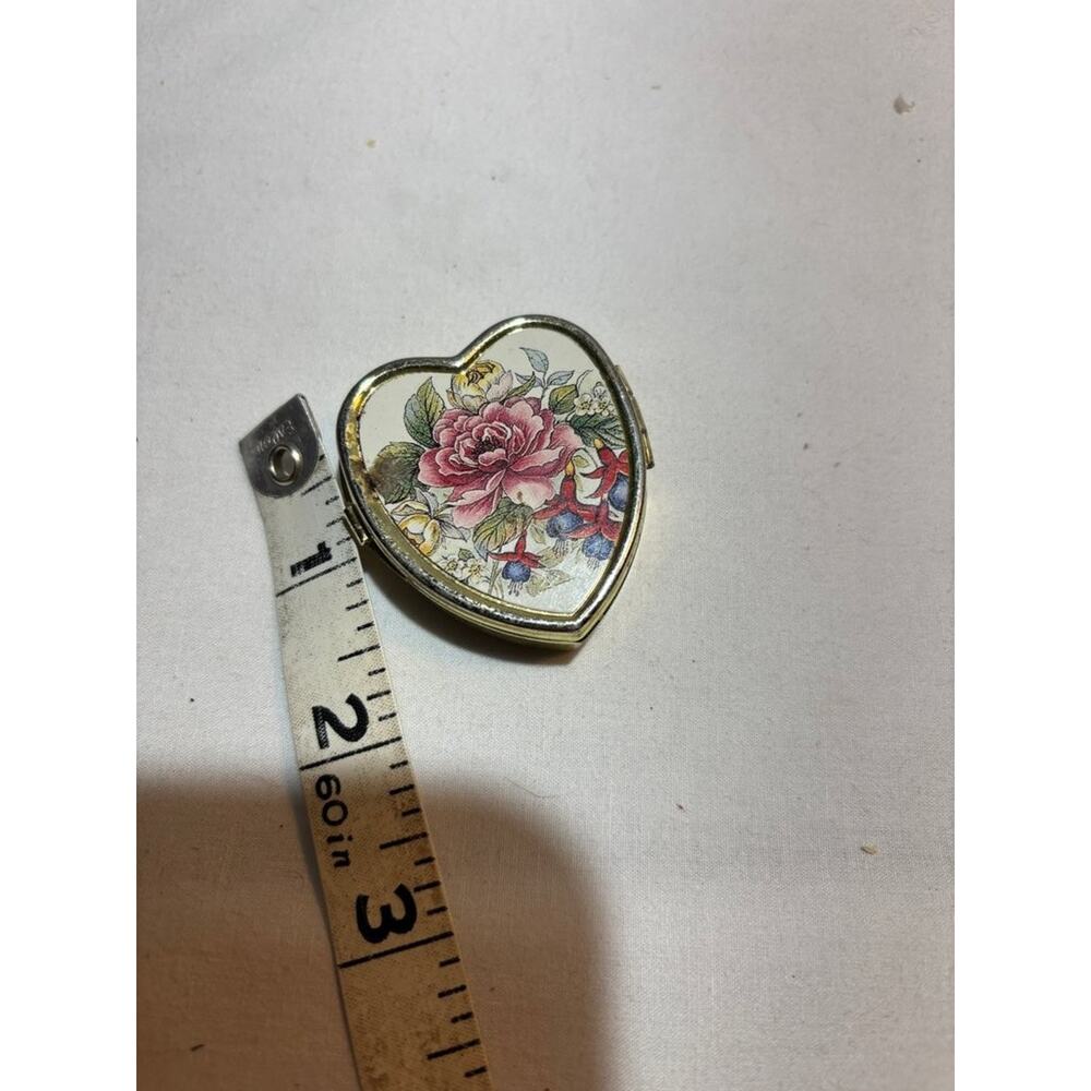 Vintage Heart-Shaped Floral Pill Case - Picture 4 of 5